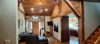 Family friendly 2 bdrm/ 3 bed  home mins from sandy beaches and downtown Nelson!