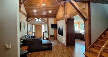 Family friendly 2 bdrm/ 3 bed home mins from sandy beaches and downtown Nelson!