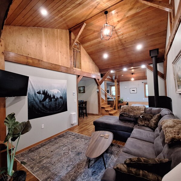 Smart TV, chimenea y oficina 