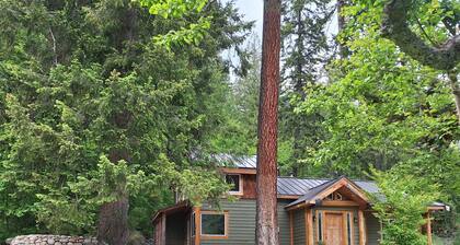 Family friendly 2 bdrm/ 3 bed home mins from sandy beaches and downtown Nelson!