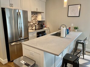 冷蔵庫、電子レンジ、オーブン、コンロ