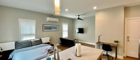 1 soverom, skrivebord, strykejern/-brett og wi-fi (inkludert)