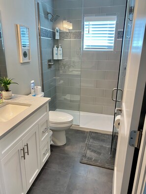 シャワー、ヘアドライヤー、タオル、石鹸