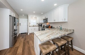 Refrigerador, microondas, horno y parrilla de estufa 