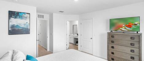 3 habitaciones, escritorio, tabla de planchar con plancha y wifi