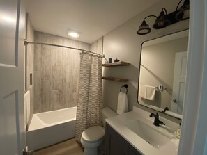 Dusche, Haartrockner, Handtücher, Toilettenpapier