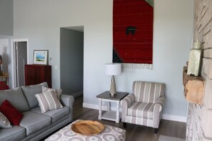 Una Smart TV, una chimenea, libros