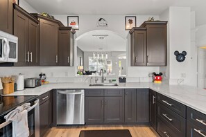 Køleskab, mikrobølgeovn, ovn, kogeplade