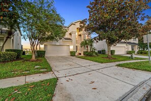 Property grounds - 2 Miles To Disney, Lake View Pool Home (Kissimmee)