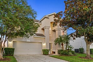 Exterior - 2 Miles To Disney, Lake View Pool Home (Kissimmee)