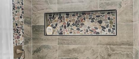 Douche, séchoir à cheveux, serviettes fournies, savon