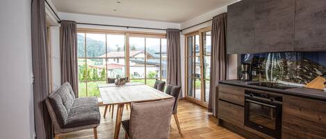 Een koelkast, een kookplaat, een vaatwasser