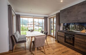 Køleskab, kogeplade, opvaskemaskine, kaffe-/temaskine