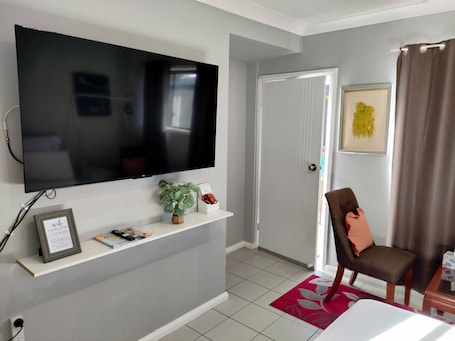 Interior. Comfy Ground-floor Ensuite Double Bed Room in welcoming Windsor with WiFi, AC