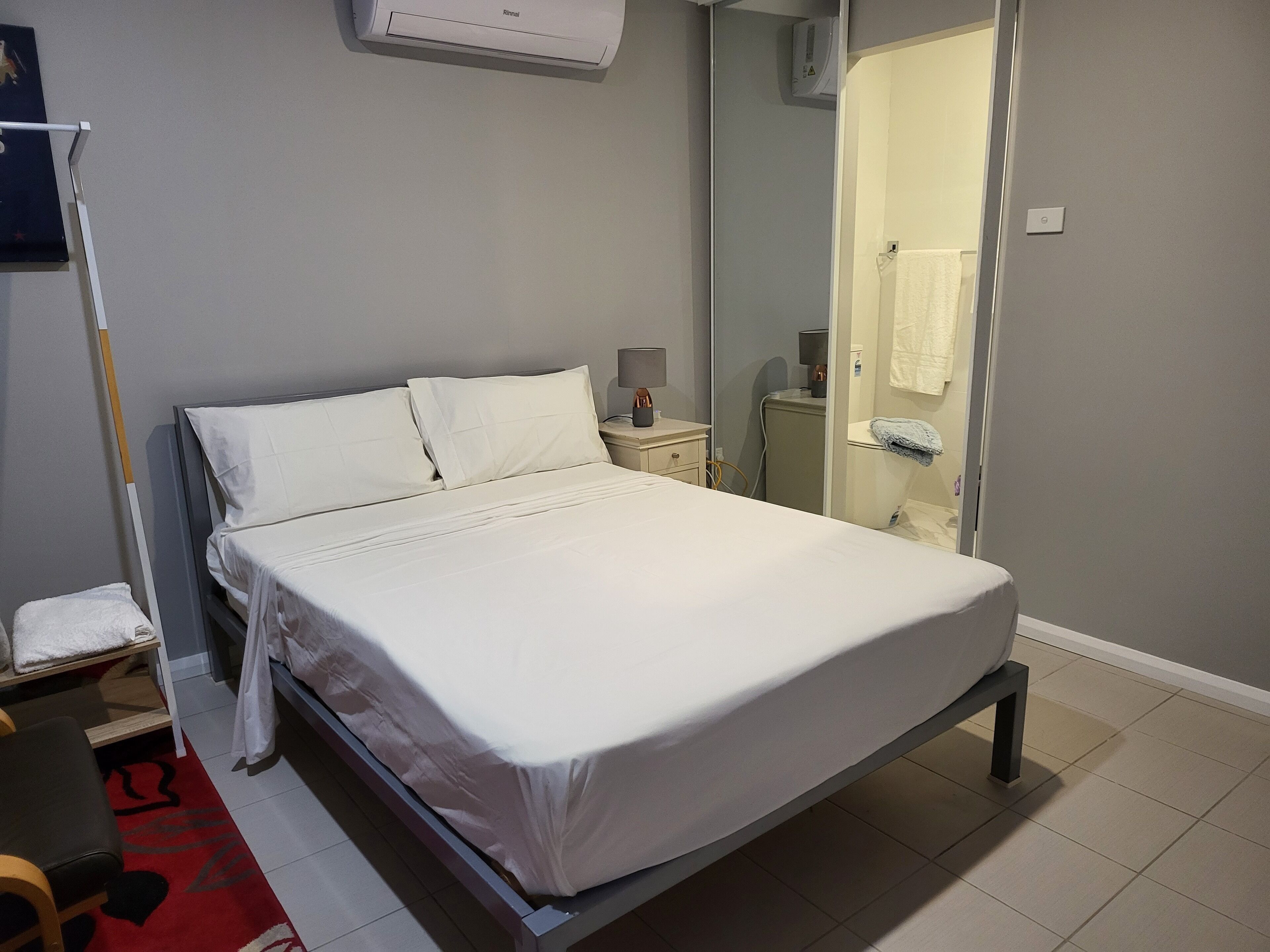 1 habitación, tabla de planchar con plancha, wifi gratis y ropa de cama 