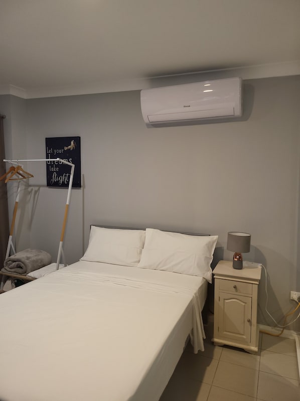 1 chambre, fer et planche à repasser, accès au Wi-Fi (inclus)