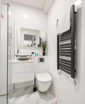 Een douche, een haardroger, handdoeken, zeep