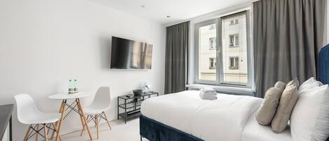 Tabla de planchar con plancha, wifi, ropa de cama