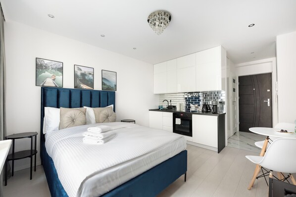 Een strijkplank/strijkijzer, wifi, beddengoed