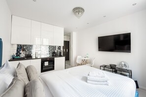 Een strijkplank/strijkijzer, wifi, beddengoed