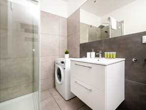 Shower, hair dryer, towels - Polesie Homely Apartment (Łódź)