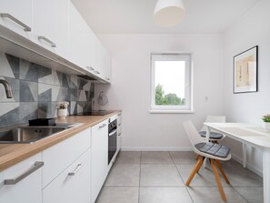Fridge, oven, stovetop, dishwasher