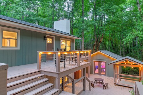 3 Bedroom House in DuPont with Hot-tub, Sauna, and Game Room!