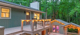 3 Bedroom House in DuPont with Hot-tub, Sauna, and Game Room!