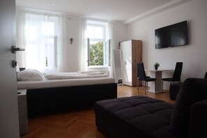 7 Schlafzimmer, Schreibtisch, WLAN, Bettwäsche