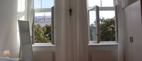 7 Schlafzimmer, Schreibtisch, WLAN, Bettwäsche