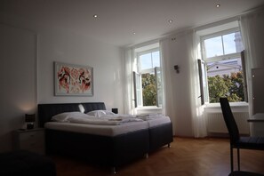 7 bedrooms, desk, WiFi, bed sheets