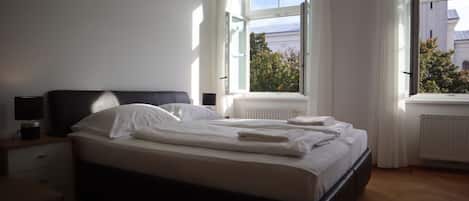 7 bedrooms, desk, WiFi, bed sheets