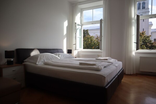 7 bedrooms, desk, WiFi, bed sheets