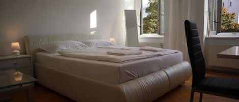 7 bedrooms, desk, WiFi, bed sheets