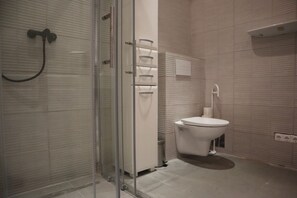 Shower, towels, soap, shampoo - Superb 7BR Apt. For 22 People Near Hauptbahnhof (Vienna)