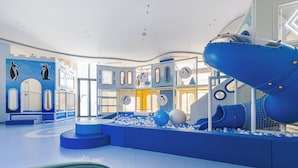 Área de juegos infantiles bajo techo
