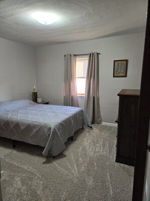 3 Schlafzimmer, Schreibtisch, Bügeleisen/Bügelbrett, kostenloses WLAN