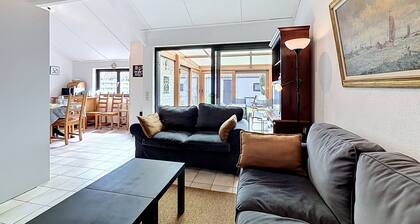 Reynaertpark with parking by Interhome