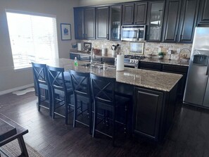 Réfrigérateur, four à micro-ondes, un four, surface de cuisson