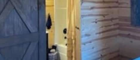 1 chambre, fer et planche Ă repasser, Wi-Fi gratuit, draps fournis