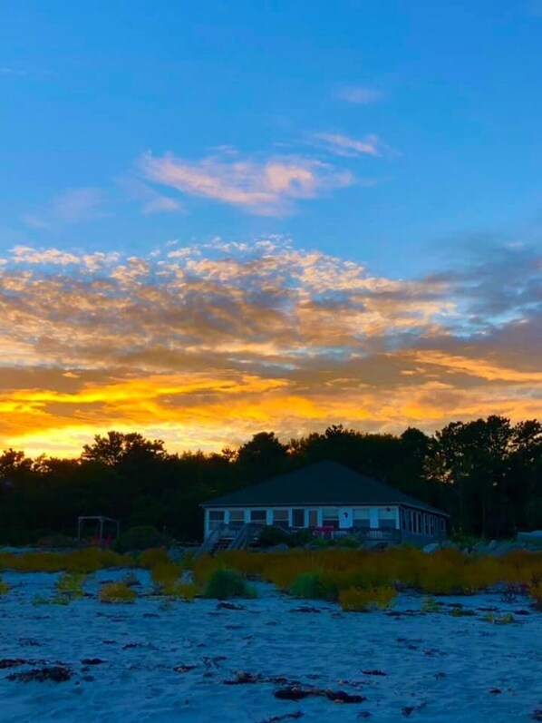 Exterior - Spacious 5-bedroom Beachfront Cottage in Kennebunkport (Kennebunkport)