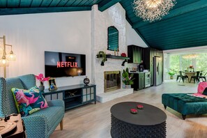 Smart-tv en een open haard
