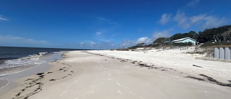 Plage, chaises longues, serviettes de plage