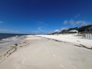 En la playa, camastros y toallas de playa