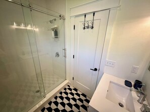 Dusche, Haartrockner, Handtücher, Toilettenpapier