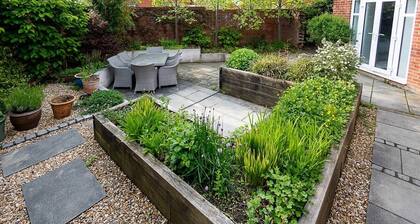 Spacious 4BD Home with Patio garden, BBQ and Parking