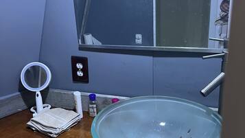 Een douche, handdoeken, toiletpapier