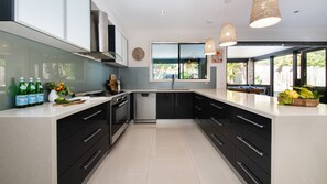 ثلاجة، ميكروويف، فرن، موقد طهي مسطح