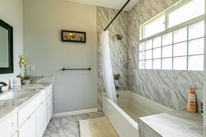 Hair dryer, towels, soap, shampoo - Red Ti Leaf Vacation House is your choice!

 (Keaau)
