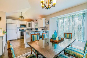 Dining - Red Ti Leaf Vacation House is your choice!

 (Keaau)